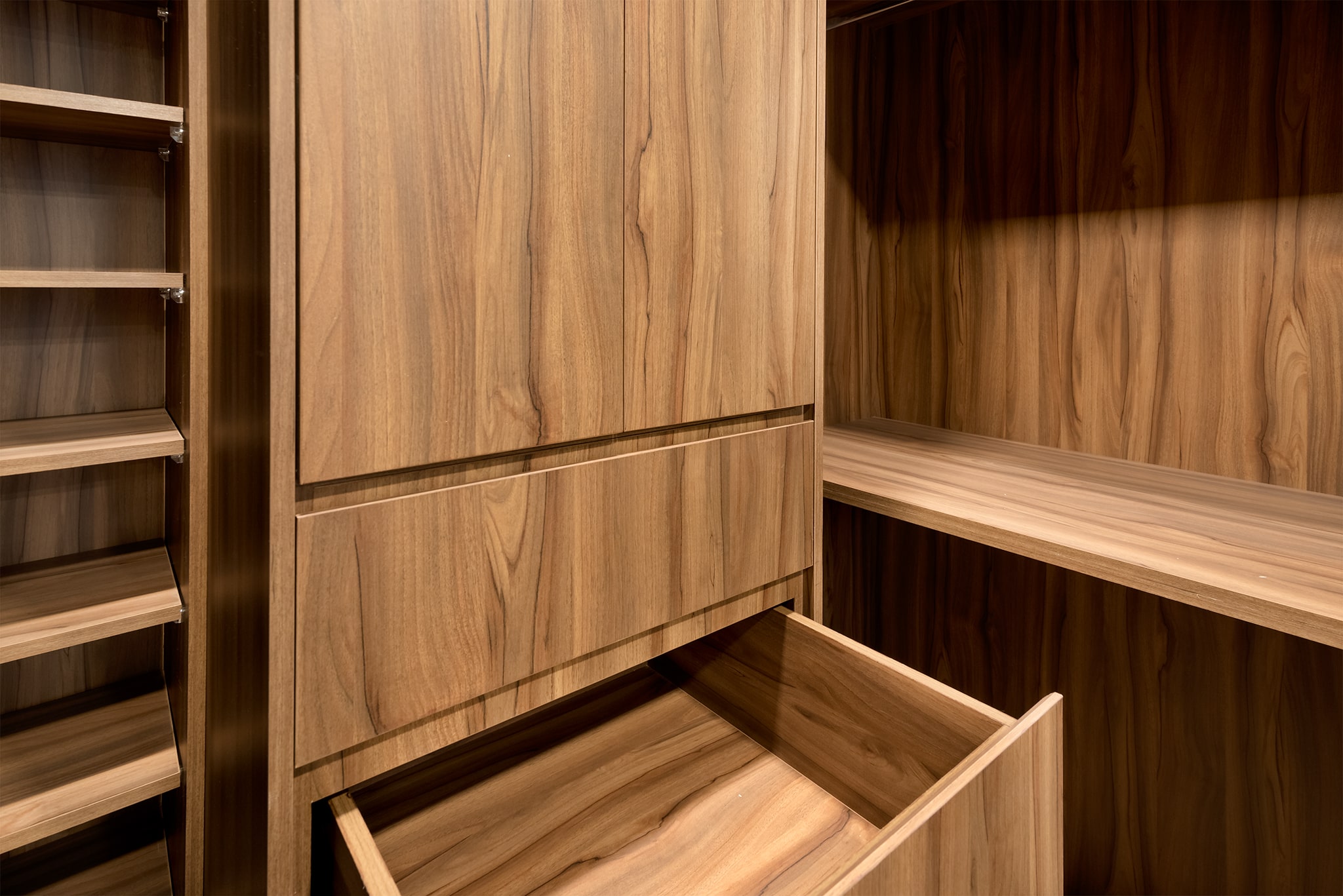 Customized Rich Brown Closet: Multi-compartment Design